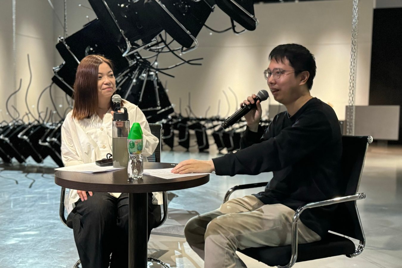 Phoebe Hui (left) and Dickson Yuen (right) share their perspectives on how AI is reshaping artistic creation during a dialogue on April 11. (Photo by Huang Shixian)