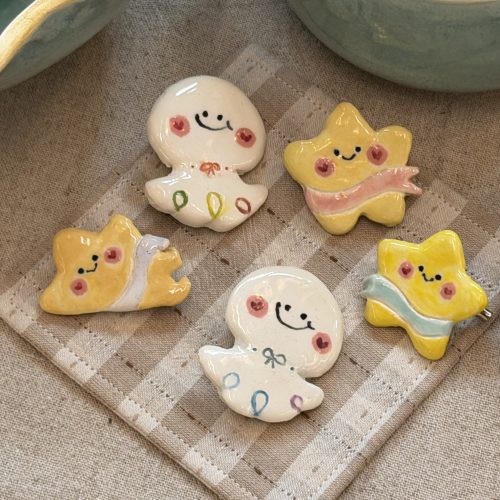 A close-up of ceramic works shaped like stars and sunny side up dolls on display at a booth in Central Market, Hong Kong, on April 10, 2026. Photo by Chen Meiyi.